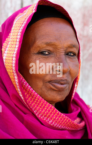 Porträt einer Adare Frau tragen traditionelle bunte Kopftuch in der ummauerten Stadt Harar in Ost-Äthiopien, Afrika. Stockfoto