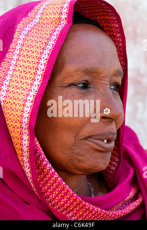 Porträt einer Adare Frau tragen traditionelle bunte Kopftuch in der ummauerten Stadt Harar in Ost-Äthiopien, Afrika. Stockfoto