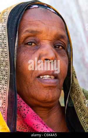 Porträt einer Adare Frau tragen traditionelle bunte Kopftuch in der ummauerten Stadt Harar in Ost-Äthiopien, Afrika. Stockfoto