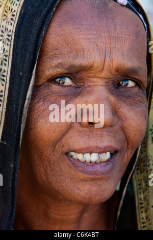 Porträt einer Adare Frau tragen traditionelle bunte Kopftuch in der ummauerten Stadt Harar in Ost-Äthiopien, Afrika. Stockfoto