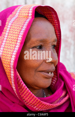 Porträt einer Adare Frau tragen traditionelle bunte Kopftuch in der ummauerten Stadt Harar in Ost-Äthiopien, Afrika. Stockfoto