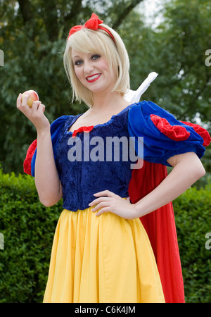 Schauspielerinnen und Schauspieler bei der Promotion Vorstellung von Schneewittchen und die sieben Zwerge, Stanley Park, Blackpool, Lancs, UK Stockfoto