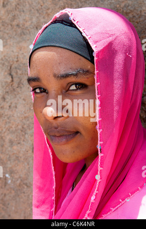 Porträt eines Harari Studenten tragen traditionelle Kopftuch in der ummauerten Stadt Harar in Ost-Äthiopien, Afrika. Stockfoto