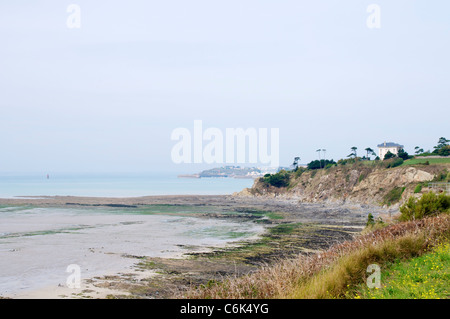 Felsküste bei Ebbe zwischen Granville und Saint-Pair-Sur-Mer in der Normandie. Stockfoto