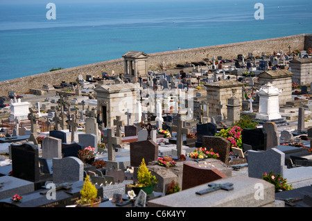 Alte "Notre-Dame" Friedhof in Granville in Nordwest-Frankreich mit Blick auf den Ärmelkanal. Stockfoto