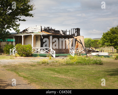 Die Überreste der ausgebrannten Holzhaus, Stadtrand von Auckland, Nordinsel, Neuseeland. Stockfoto