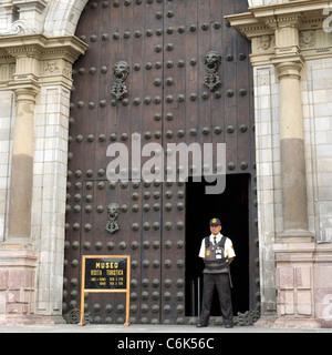 Wachmann stand vor der Kathedrale von Lima, Plaza Mayor, historischen Zentrum von Lima, Lima, Peru Stockfoto