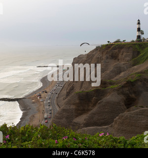 Touristen Paragliding, Av De La Aviacion Miraflores District, Provinz Lima, Peru Stockfoto