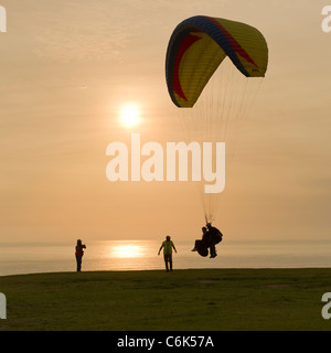 Touristen Paragliding, Av De La Aviacion Miraflores District, Provinz Lima, Peru Stockfoto