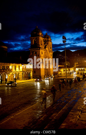 Kathedrale leuchtet in der Nacht, Kirche De La Compania De Jesus, Plaza de Armas, Cuzco, Peru Stockfoto