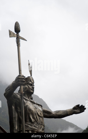 Niedrigen Winkel Ansicht einer Statue von Pachacútec, Aguas Calientes, Urubamba Provinz, Region Cusco, Peru Stockfoto