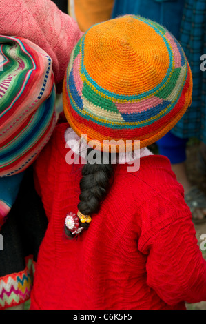 Mädchen auf dem Schulhof der Chumpepoke Primary School, Sacred Valley, Cusco Region, Peru Stockfoto