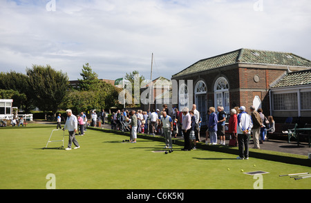 Expert Kegler Unterweisung für Neulinge im Worthing Marine Gärten Bowls Club in Worthing West Sussex UK Stockfoto