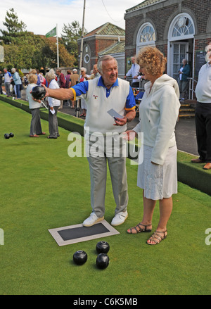 Expert Kegler Unterweisung für Neulinge im Worthing Marine Gärten Bowls Club in Worthing West Sussex UK Stockfoto