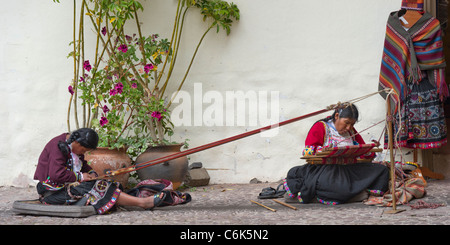Frauen sitzen vor einem Kunstmuseum, Museo De Arte Precolombino, Cuzco, Peru Stockfoto