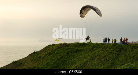 Touristen Paragliding, Av De La Aviacion Miraflores District, Provinz Lima, Peru Stockfoto