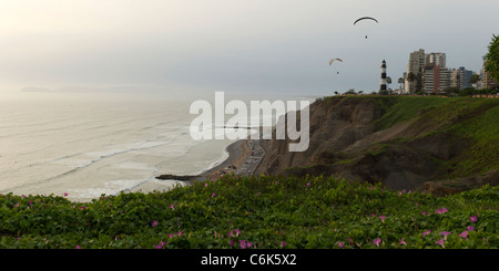 Touristen Paragliding, Av De La Aviacion Miraflores District, Provinz Lima, Peru Stockfoto