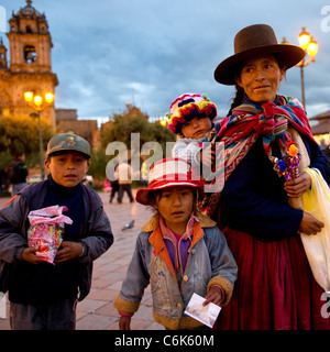 Frau mit ihren Kindern am Stadtplatz mit Iglesia De La Compania in den Hintergrund, Plaza de Armas, Cuzco, Peru Stockfoto