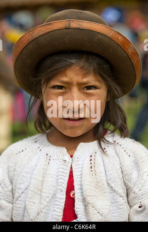 Porträt eines Quechua indischen Mädchens am Chumpepoke Primary School, Poques, Sacred Valley, Region Cusco, Peru Stockfoto