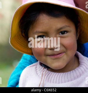 Porträt eines Quechua indischen Mädchens am Chumpepoke Primary School, Poques, Sacred Valley, Region Cusco, Peru Stockfoto