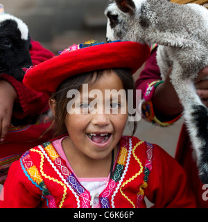 Porträt eines Quechua indischen Mädchens mit Kid Ziegen, Cuzco, Peru Stockfoto