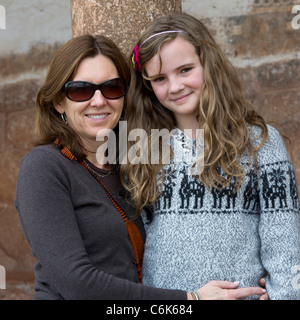 Frau umarmt ihre Tochter lächelnd, Chinchero, Sacred Valley, Cusco Region, Peru Stockfoto