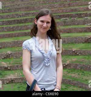 Porträt einer Frau mit Inka landwirtschaftlichen Terrassen in den Hintergrund, Moray, Machu Picchu, Cusco Region, Peru Stockfoto