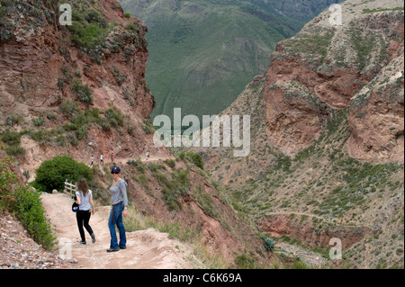 Frauen stehen auf der Straße im Sacred Valley, Region Cusco, Peru Stockfoto