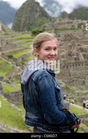 Teenage Mädchen an die verlorene Stadt der Inkas, Machu Picchu, Cusco Region, Peru Stockfoto