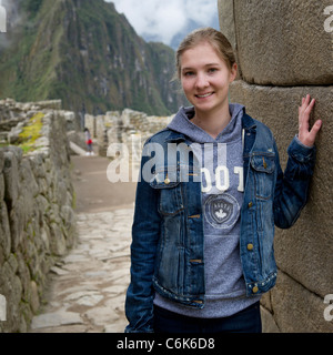 Teenage Mädchen an die verlorene Stadt der Inkas, Machu Picchu, Cusco Region, Peru Stockfoto