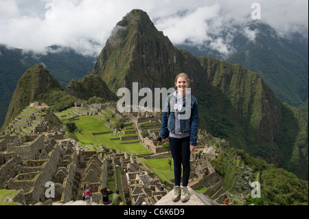 Teenage Mädchen an die verlorene Stadt der Inkas, Machu Picchu, Cusco Region, Peru Stockfoto