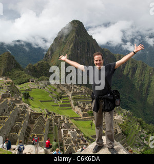 Mann mit seinem Arm in die verlorene Stadt der Inkas ausgestreckt, Machu Picchu, Cusco Region, Peru Stockfoto