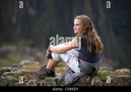 Teenage Mädchen an die verlorene Stadt der Inkas, Machu Picchu, Cusco Region, Peru Stockfoto