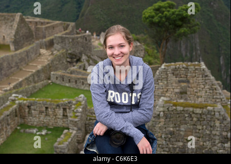 Teenage Mädchen an die verlorene Stadt der Inkas, Machu Picchu, Cusco Region, Peru Stockfoto