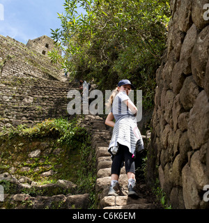 Teenager stehen auf Schritte in die verlorene Stadt der Inkas, Machu Picchu, Cusco Region, Peru Stockfoto