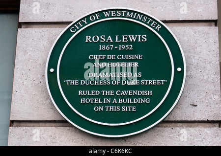 Gedenktafel für Rosa Lewis (Duchess of Duke Street) neben der Jermyn Street Eingang zum Cavendish Hotel, London Stockfoto