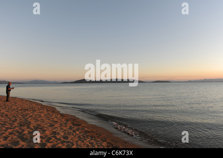 Mann Angeln vom Strand in den Abend, Westpunkt, Magnetic Island, Queensland, Australien Stockfoto