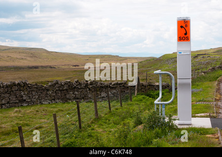 Notfalltelefon neben der A66 Straße überqueren den North Pennines. Stockfoto