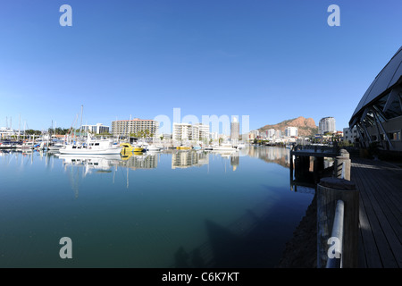 Ross Creek mit Blick auf die Stadt & Castle Hill, Townsville, Queensland, Australien Stockfoto