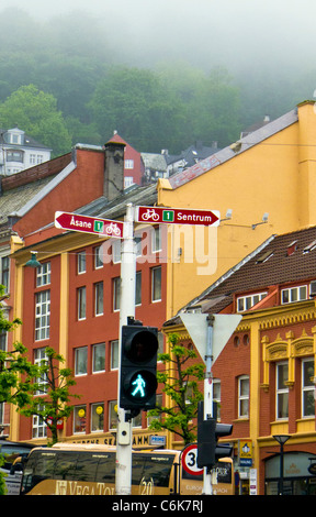 Ein Zyklus Weg Zeichen montiert an einer Fußgängerzone Bahnübergang Bergen, Norwegen Stockfoto
