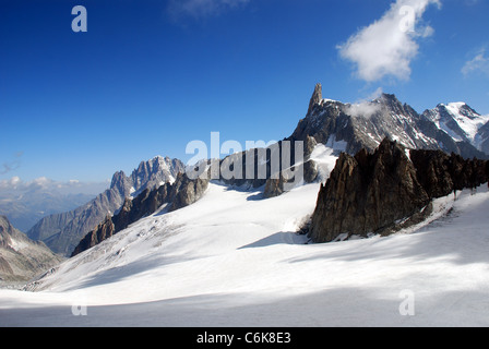die Gletscher des Mont Blanc gesehen vom Telpherique Bahnhof am Point Helbronner mit Blick auf die Aiguille du Midi Stockfoto
