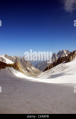 die Gletscher des Mont Blanc gesehen vom Telpherique Bahnhof am Point Helbronner mit Blick auf die Aiguille du Midi Stockfoto