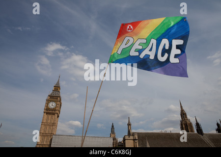Eine Ruhe-Flagge an Demokratie Dorf vor Big Ben gesehen. Stockfoto