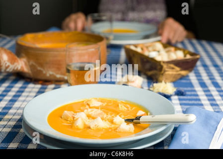 Kürbis Cremesuppe mit Kreuzkümmel, garniert mit geriebenem Käse und croutons Stockfoto