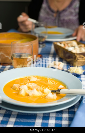 Kürbis Cremesuppe mit Kreuzkümmel, garniert mit geriebenem Käse und croutons Stockfoto