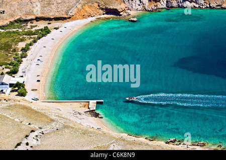 Schöne Kieselsteine & versteckte türkisfarbenen Sandstrand auf der Insel Krk, Kroatien Stockfoto