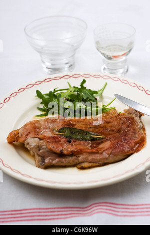 Kalbfleisch-Jakobsmuschel mit Salbei Stockfoto