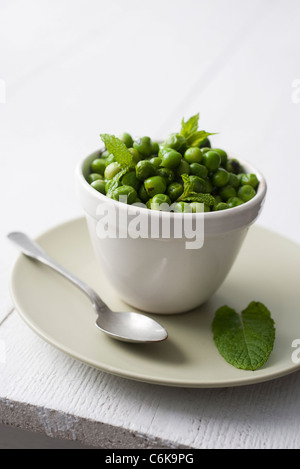 Erbsen mit Minze Stockfoto