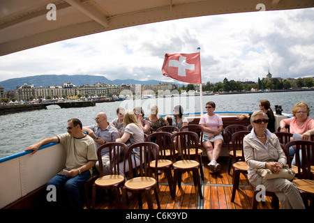 Menschen an Deck während Boot Kreuzfahrt rund um den Genfer See Stockfoto
