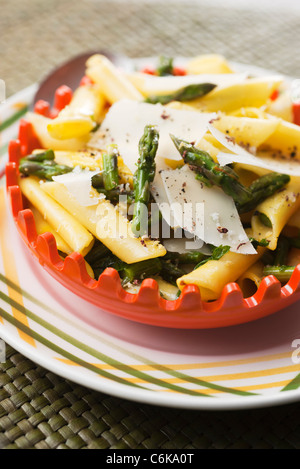 Penne mit Spargel und Safran Stockfoto